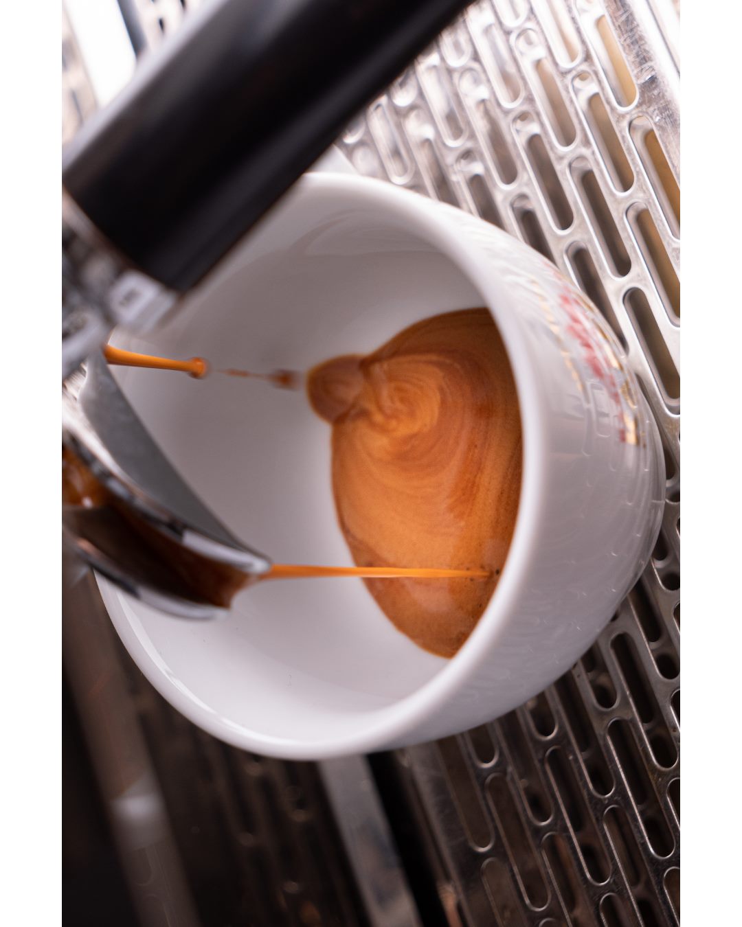 Menyeduh kopi panas