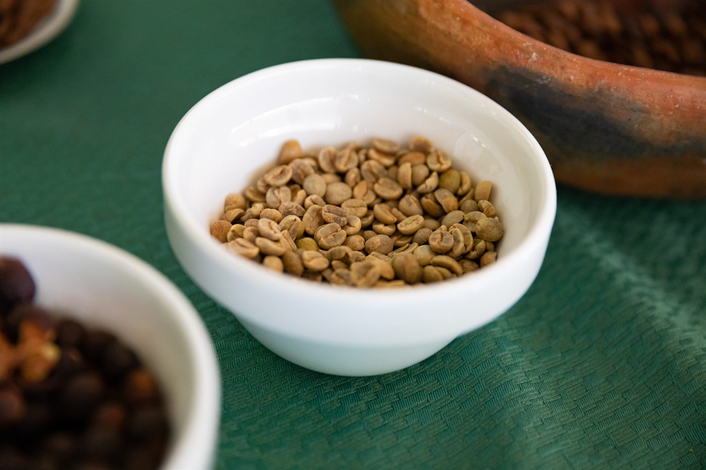Green bean kopi hijau dalam wadah