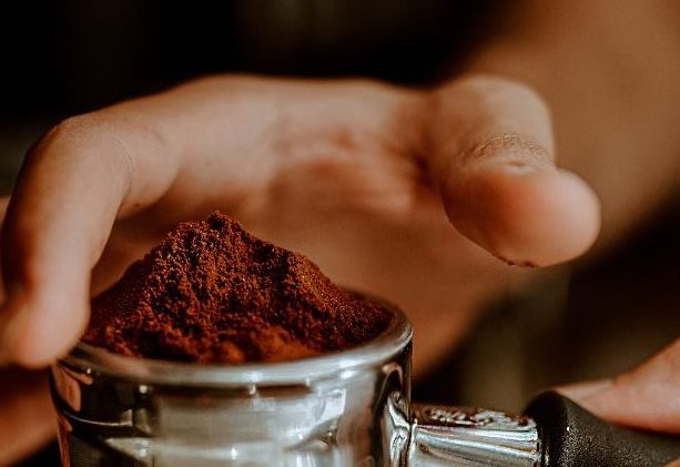 Barista menyiapkan espresso dengan portafilter